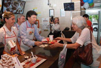 Gustavo Posse particip� de la acci�n solidaria del McD�a Feliz