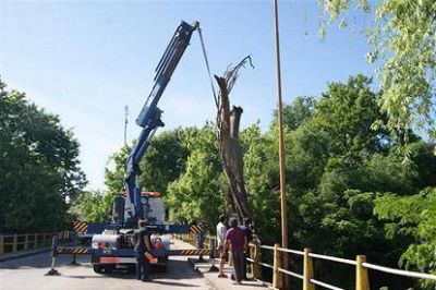 Realizan trabajos de limpieza en el puente de Almirante Brown