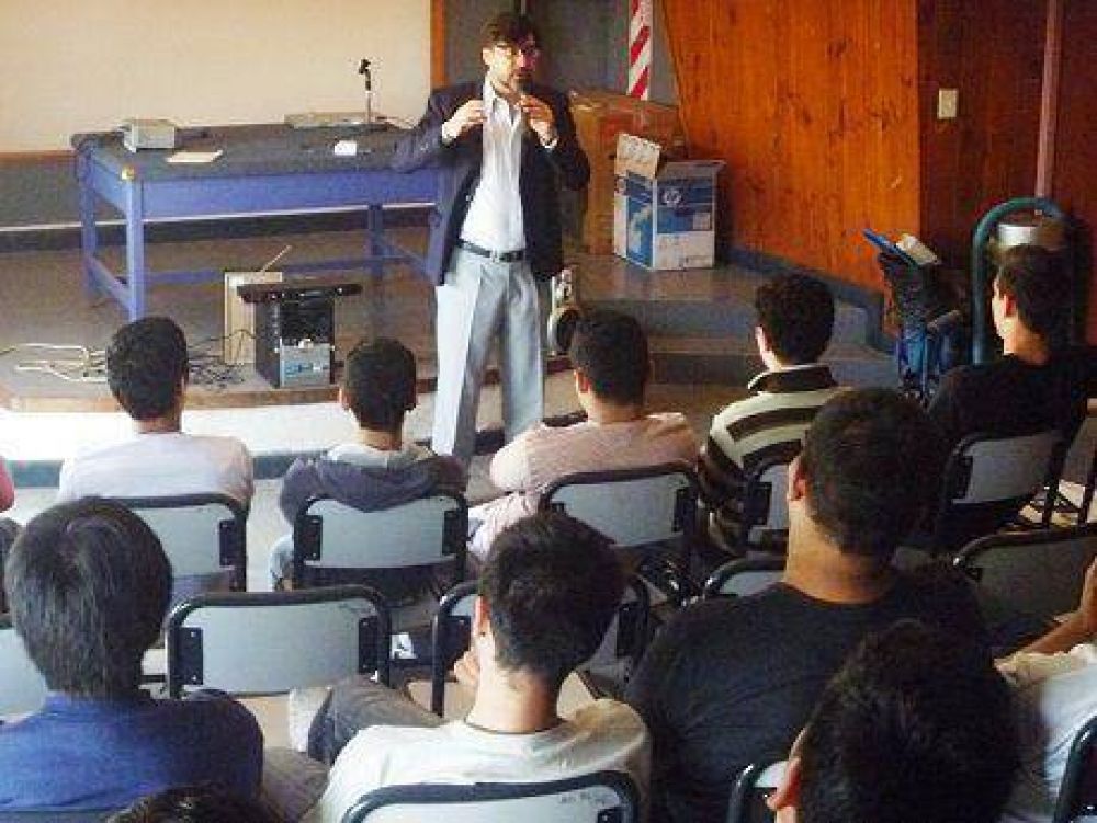 UNDAV: Calzoni brind� una charla a estudiantes de la T�cnica N� 14