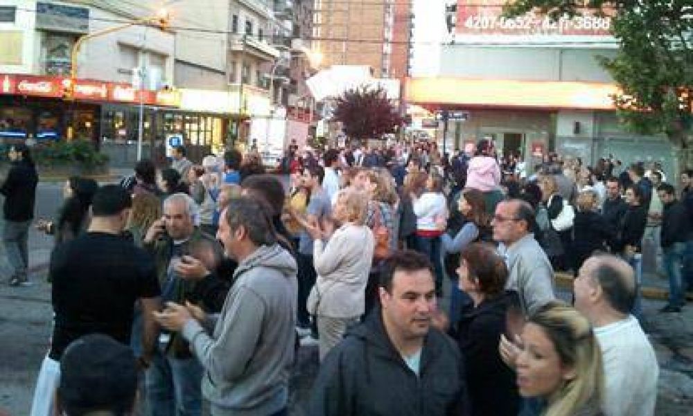 Protesta de vecinos y comerciantes por el estacionamiento medido en Wilde