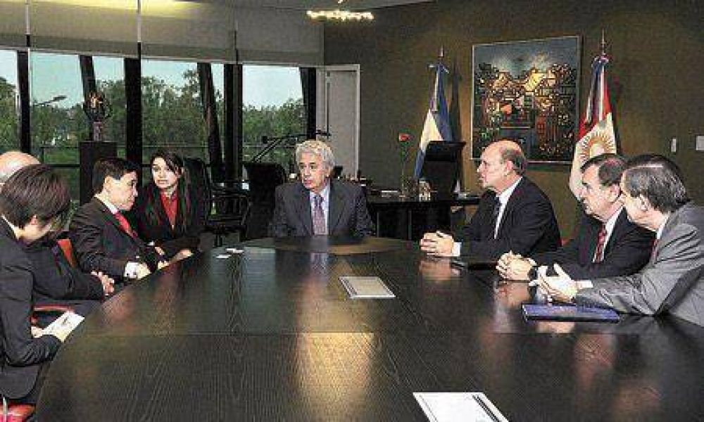 M�s palos para De la Sota