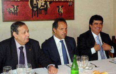 Rodeado de hombres K, Scioli defendi� trabas