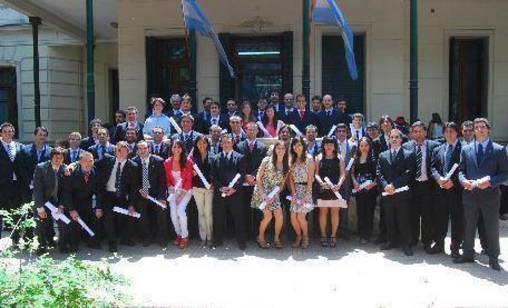 Los nuevos ingenieros de la UNLP recibieron el diploma