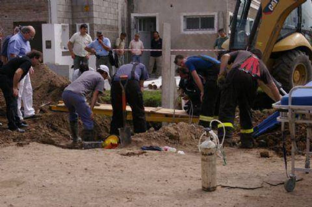 Un operario cay� a un pozo y tuvo que ser rescatado