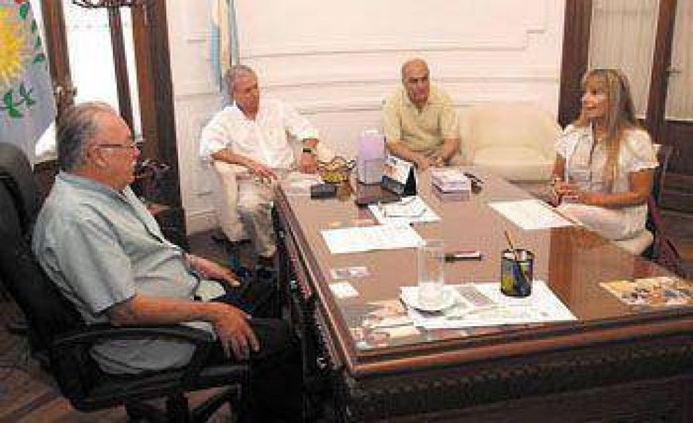 Afsca: Laura Clark se reuni� en el HCD y con centrales obreras