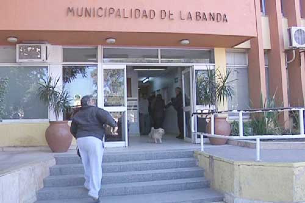 Trabajadores de la Municipalidad de La Banda protestaron por sus salarios 
