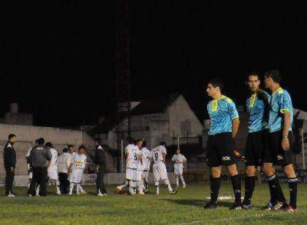 Por reiterados cortes de luz, la final entre Liniers y Bella Vista fue suspendida