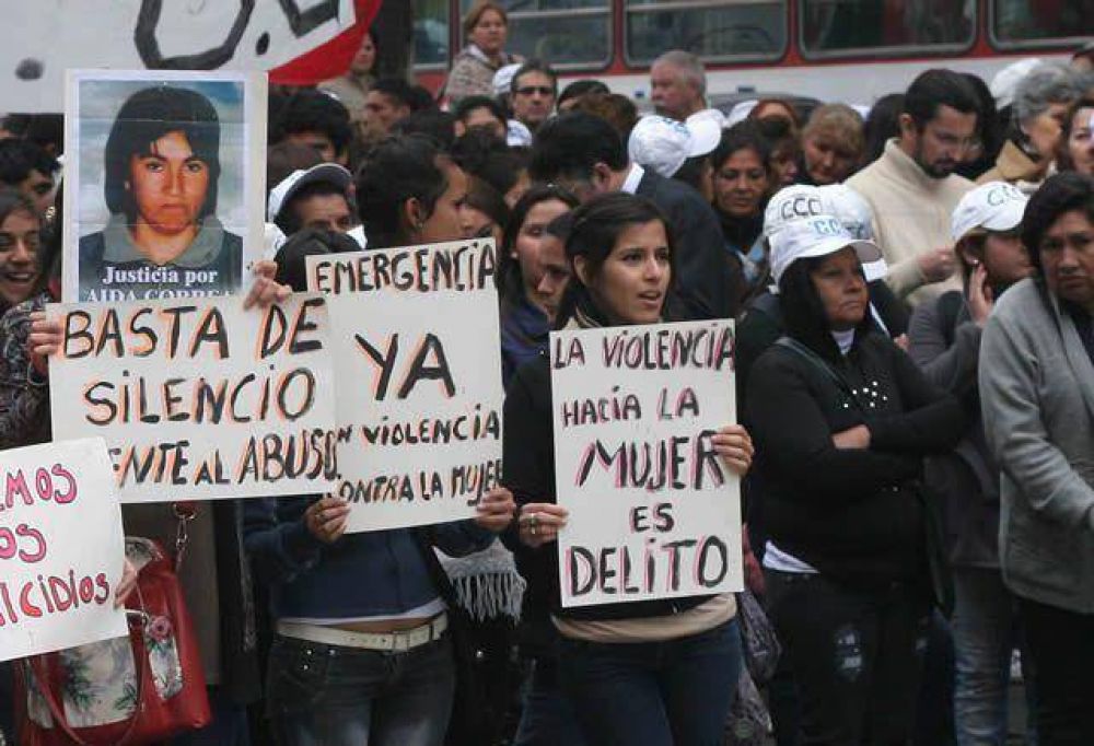 Mujeres marcharn contra el femicidio 