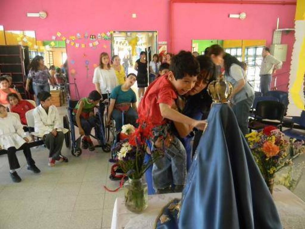 Discapacidad y la Escuelita del Lisiado recibieron con alegr�a a la Virgen del Valle  
