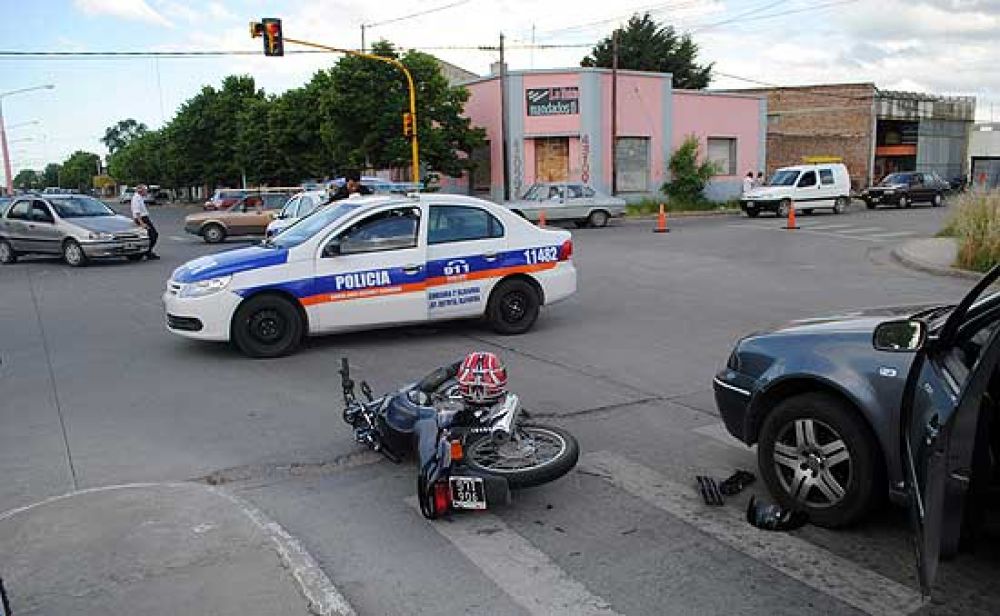 Motociclista choc� a un auto, se arrastr� varios metros y termin� contra otro veh�culo