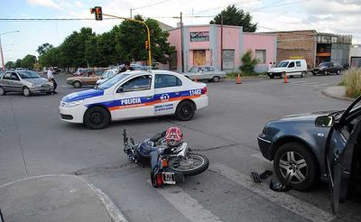Motociclista choc� a un auto, se arrastr� varios metros y termin� contra otro veh�culo