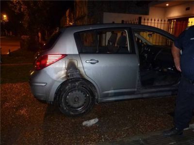 Incendiaron intencionalmente un auto en la avenida Alsina
