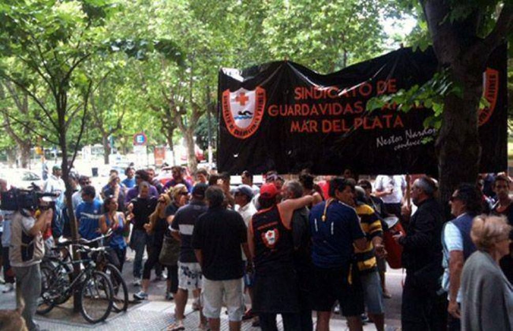 Guardavidas exigen municipalizaci�n de 170 trabajadores de playas privadas