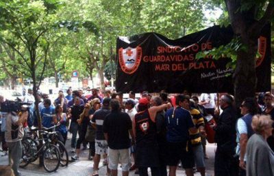 Guardavidas exigen municipalizaci�n de 170 trabajadores de playas privadas