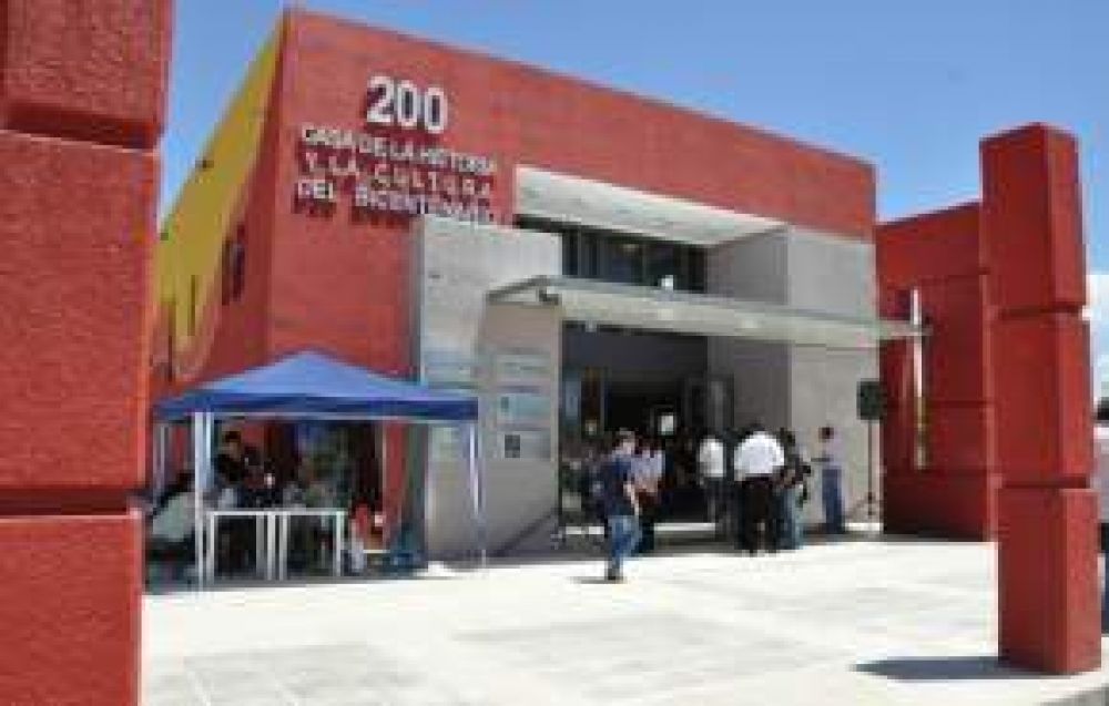 Entregaron viviendas e inauguraron la Casa de la Historia y la Cultura del Bicentenario 