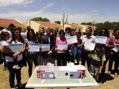 El Gobierno entreg� viviendas en Uni�n, Batavia y Buena Esperanza 