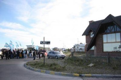 Petroleros realizaron un escrache en la casa del Diputado Paiva