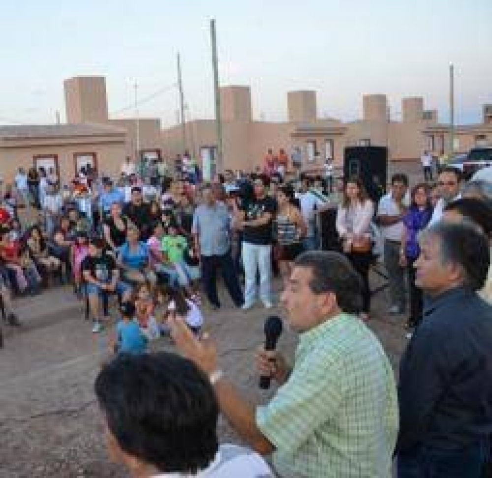 El gobierno ratific� su programa habitacional pidiendo ser �solidarios� 