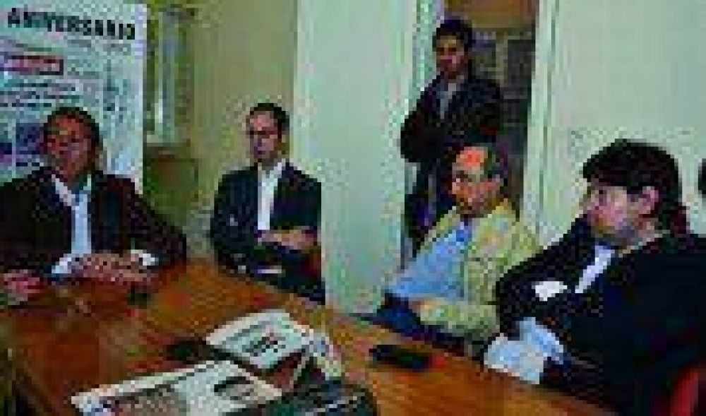 Julio Cobos en su visita a San Rafael present� su libro �Otra Mirada� 
