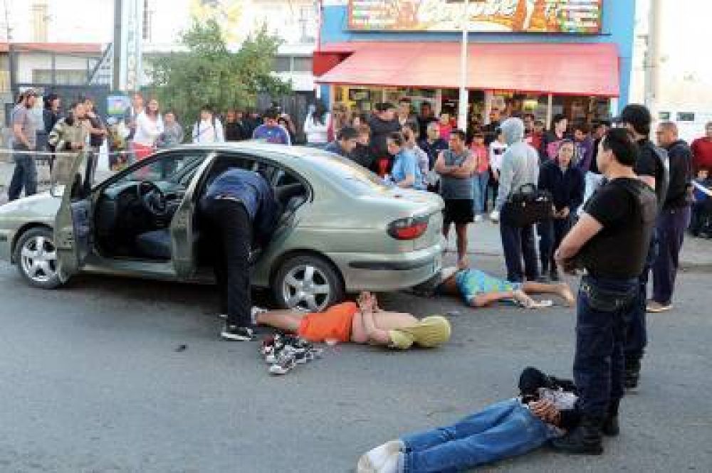 Cuatro detenidos cuando terminaban de cometer el tercer asalto del viernes