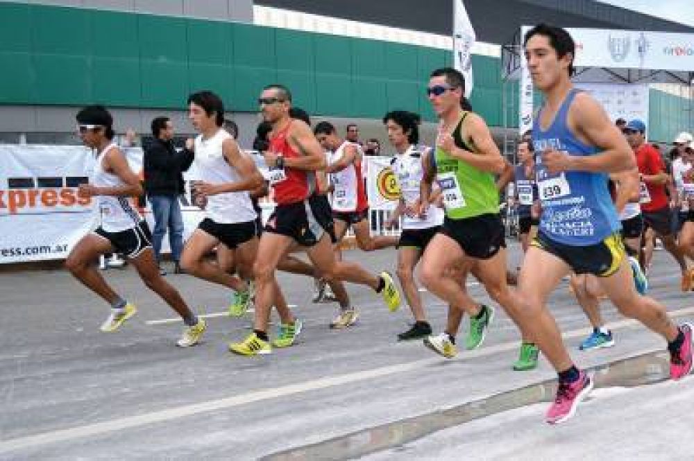 La Agrupaci�n Atl�tica �Miguel Llanqu�n� festeja su aniversario corriendo