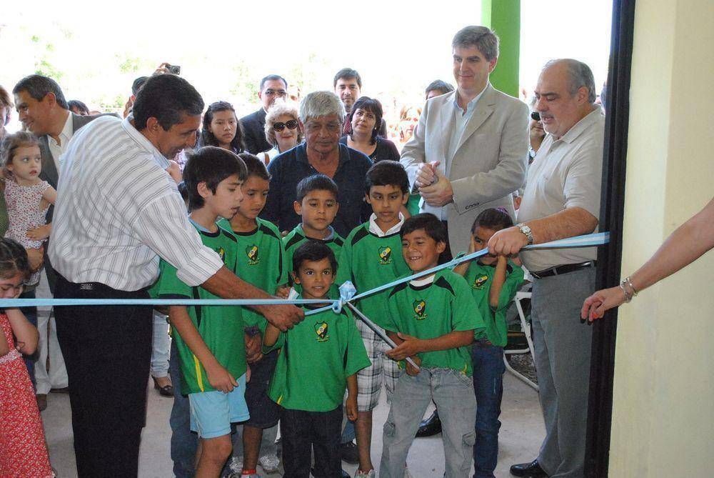 Colombi inaugur� clubes, comisar�a y capilla en el aniversario de Curuz� Cuati�
