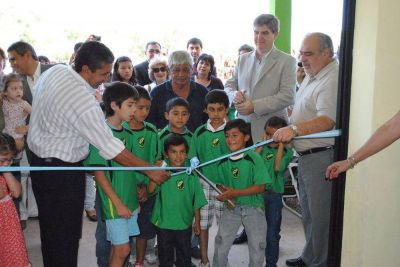 Colombi inaugur� clubes, comisar�a y capilla en el aniversario de Curuz� Cuati�