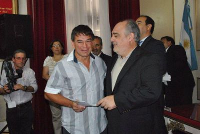En Curuz� Cuati�, el Gobernador entreg� elementos y subsidios por 200 mil pesos