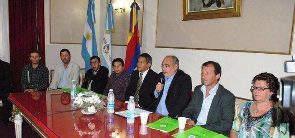 Esta vez en Curuz� Cuati� y en un claro mensaje al PJ, Bot�n "volvi� a mostrarse junto a Ricardo" 