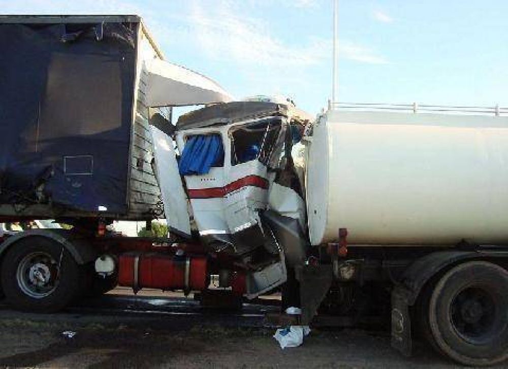 Dos camiones chocaron en el Acceso Oeste esta ma�ana