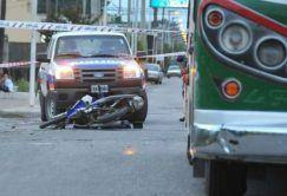Muri� un joven motociclista, tras chocar con un colectivo en Ju�rez y Darragueira