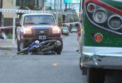 Muri� un joven motociclista, tras chocar con un colectivo en Ju�rez y Darragueira