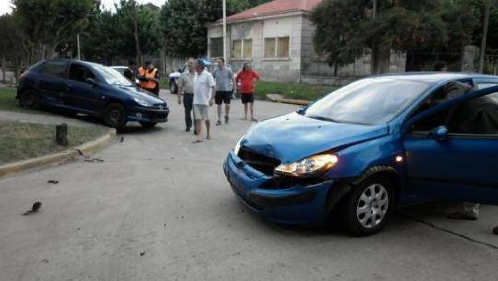 Violenta colisi�n entre dos autos