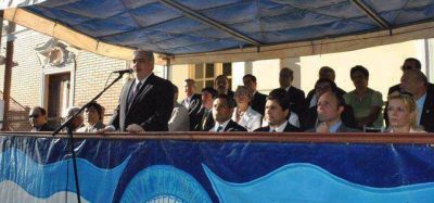 Con los Rub�n al lado, Colombi pidi� "defender el modelo de provincia elegido por los correntinos�	