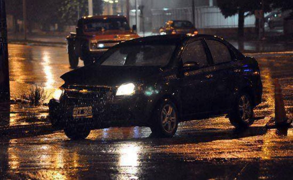 Solo golpes tras un choque bajo la lluvia y en una rotonda