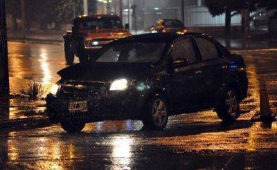 Solo golpes tras un choque bajo la lluvia y en una rotonda