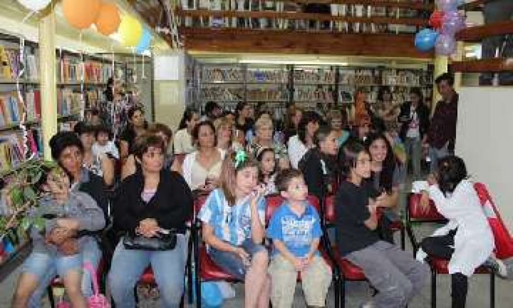 100 a�os de la Biblioteca "Estrada": presentaron "Hab�a una vez un pueblo" 