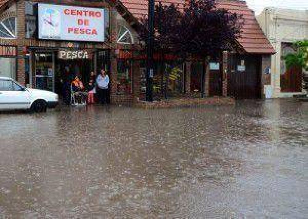 Llueve en Neuqu�n y contin�an los inconvenientes en la ciudad