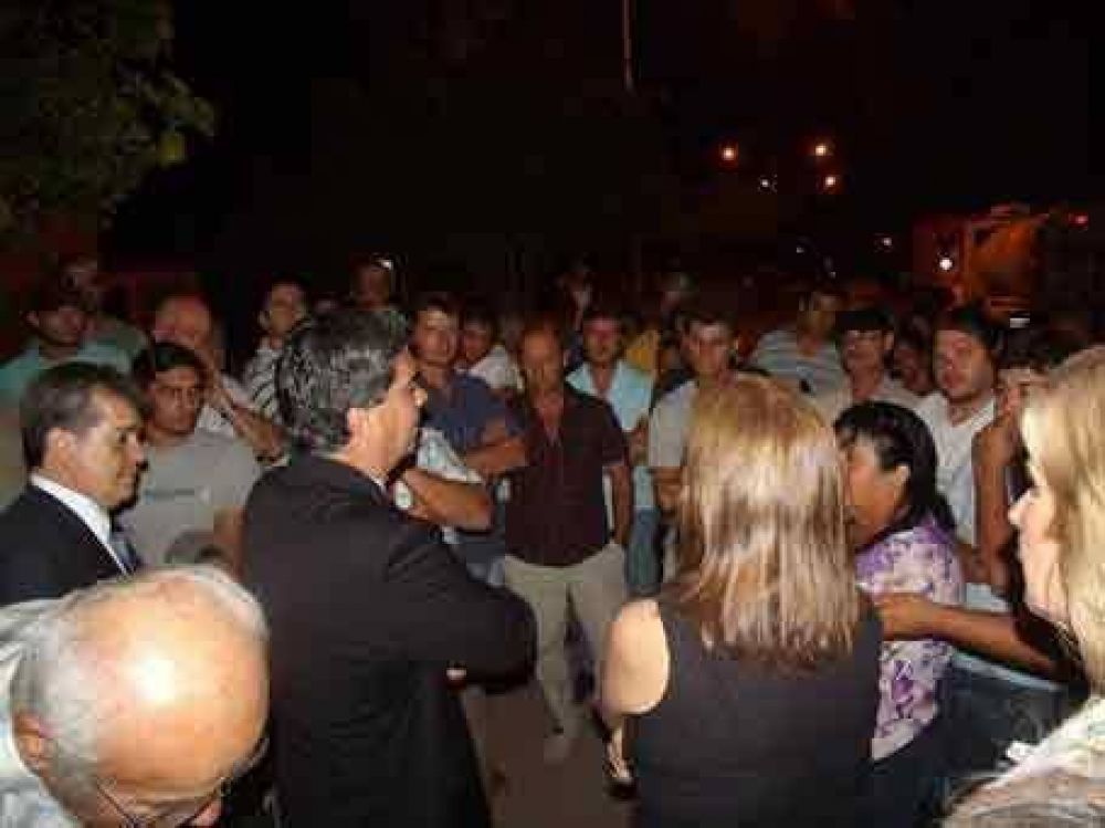 El gobernador destrab� el conflicto de camioneros de acarreo del agua de Castelli 