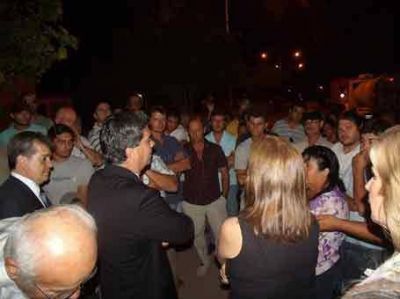 El gobernador destrab� el conflicto de camioneros de acarreo del agua de Castelli 