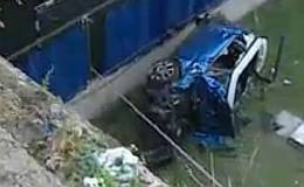 Cay� un auto desde la Autopista 25 de Mayo: hay 3 heridos
