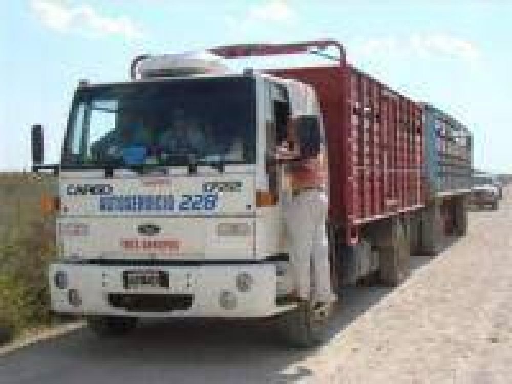 Productores detienen cami�n de hacienda.