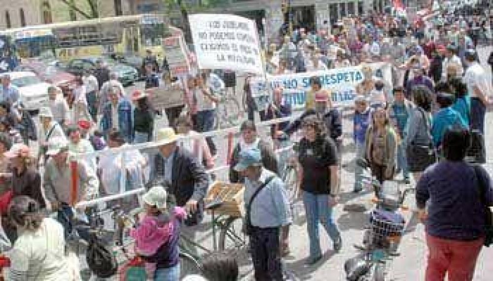 Jubilados contra la suba del gas.