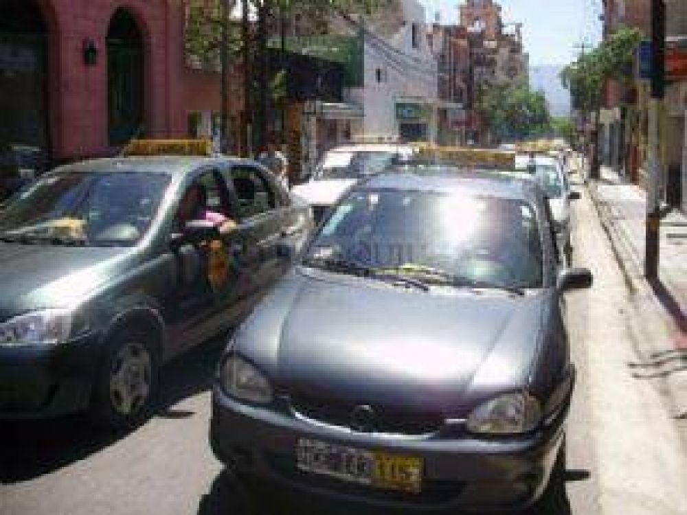 Implementar�n tarifa �nica para taxis y remises en el centro