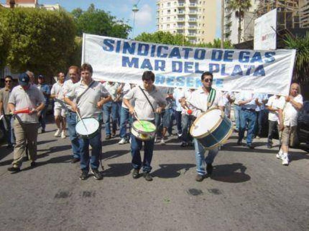 Pasteleros, textiles y gasistas tambi�n paralizar�n este martes sus actividades