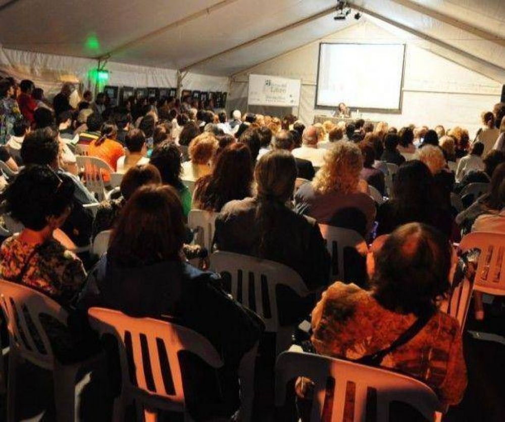 Piglia a sala desbordada en la Feria del Libro