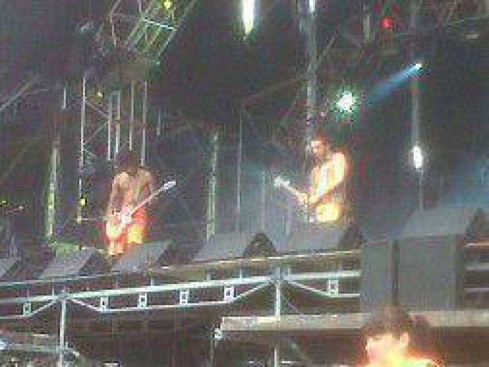 Mastai: M�s de 30 mil personas asistieron al festival de rock en San Pedro