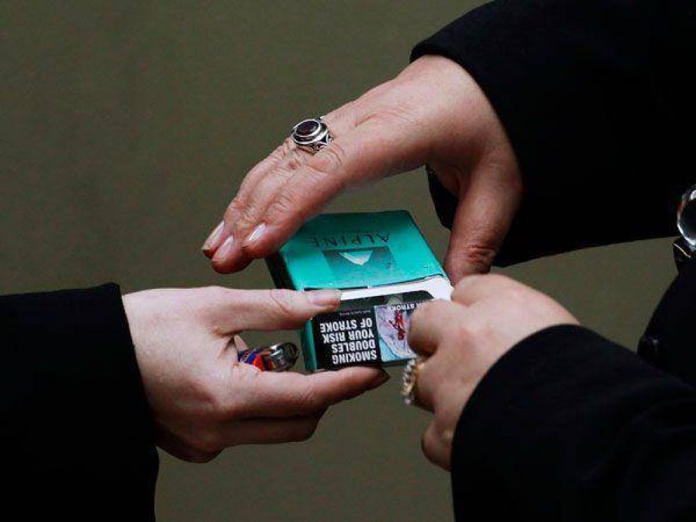Examen y licencia para comprar cigarrillos