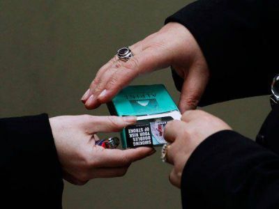Examen y licencia para comprar cigarrillos