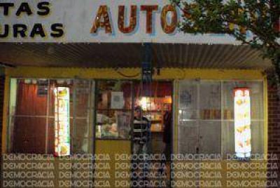 Con armas de fuego, ladrones asaltaron un supermercado chino y un autoservicio